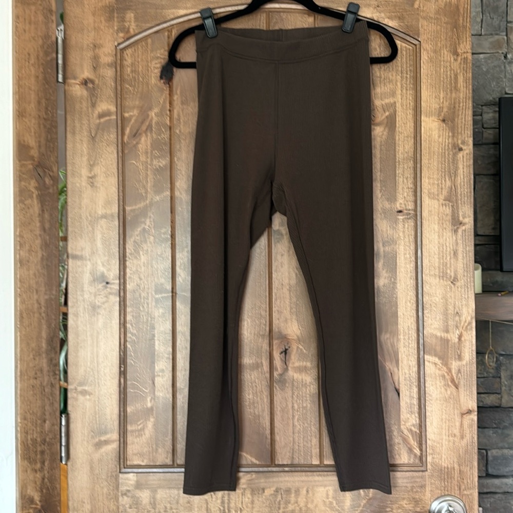 Gently Used alo ribbed leggings. Dark brown Large
